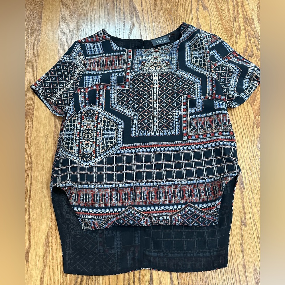 NWOT ASTR Short Sleeve Geometric Patterned Top Blouse